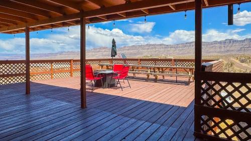 Meadview House | Desert View Retreat - Sleeps 22, Game Garage, Near Skywalk & Lake Mead