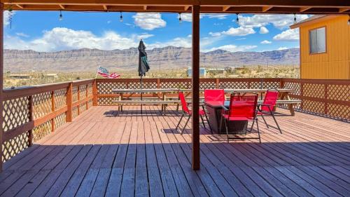 Meadview House | Desert View Retreat - Sleeps 22, Game Garage, Near Skywalk & Lake Mead