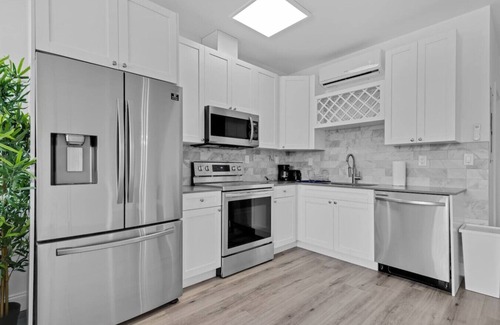 Seybold Apartment | Design District 4ppl APT Near Art Work+Family Spot