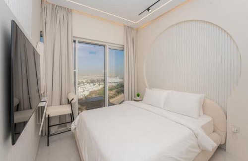 Dubai Apartment | Designer 1BR I Golf View I Comfortably Sleeps 4