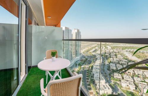 Dubai Apartment | Designer 1BR I Golf View I Comfortably Sleeps 4