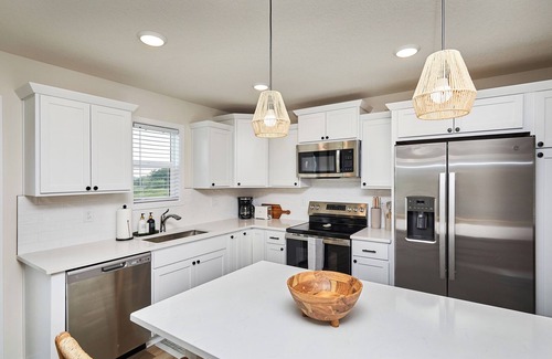 Van Meter House | Designer 4BR-New Build! Giant TV, Great for Groups/Families