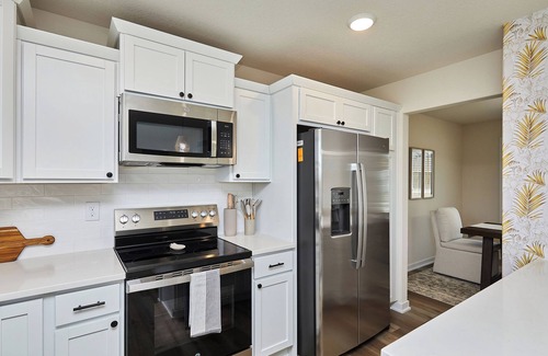 Van Meter House | Designer 4BR-New Build! Giant TV, Great for Groups/Families