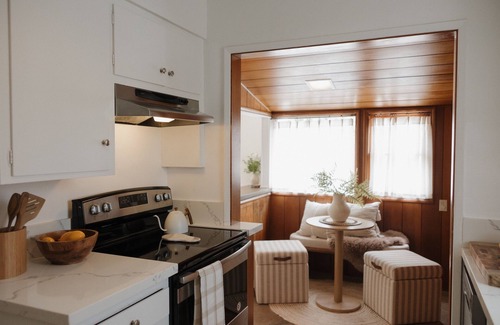 Beach Barber Tract House | Designer Bird Rock bungalow, Walk to the beach, local coffee, and La Jolla’s best hidden gems.