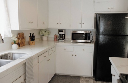 Beach Barber Tract House | Designer Bird Rock bungalow, Walk to the beach, local coffee, and La Jolla’s best hidden gems.