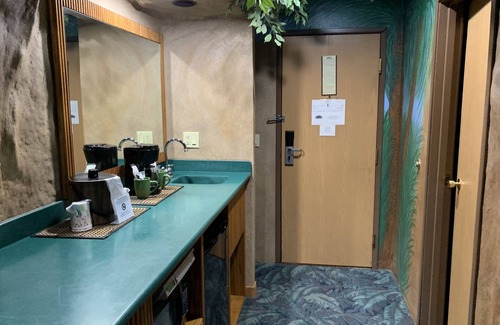 Toledo Hotel | Designer Inn & Suites