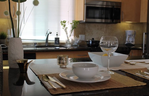 South Mission Beach Condo | Designer oceanic oasis, 1house away from boardwalk, AC, Parking