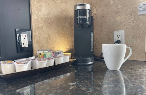 South Mission Beach Condo | Designer oceanic oasis, 1house away from boardwalk, AC, Parking