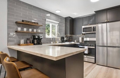 Rancho Cordova House | Designer Remodel * 4B2B * King Beds * 65" TV