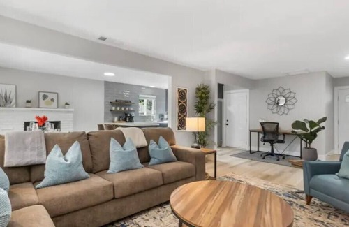 Rancho Cordova House | Designer Remodel * 4B2B * King Beds * 65" TV