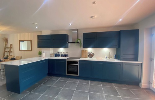 Hull House | Designer Townhouse with Hot Tub, Balcony and Bronze Sculptures