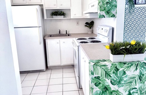 Aventura Condo | Designer’s 1-Bedrm condo 1-Block to Aventura Mall! Parking