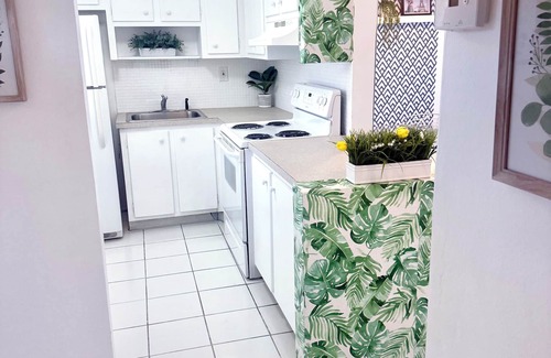 Aventura Condo | Designer’s 1-Bedrm condo 1-Block to Aventura Mall! Parking