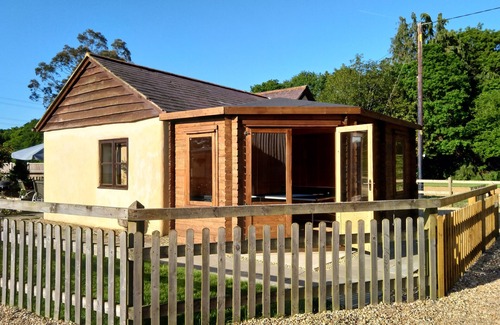 South Gorley Cottage | DETACHED COTTAGE 4 STARS. Ensuites. Games Room. Near Moors Valley/New Forest.