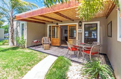 Helderberg Rural House | Detached family house with pool incl. private power supply (solar)