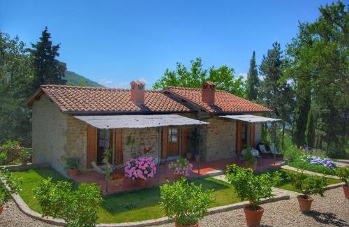 Loro Ciuffenna House | Detached villa for 6-pers with outdoor swimming pool