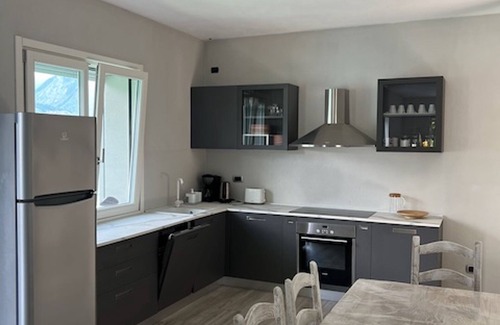Claino Con Osteno Villa | Detached villa on the shore of Lake Lugano. Direct access. Views.