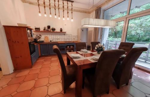 Gehlsdorf House | DEUTSCHE OSTSEEVILLA - große Villa mit Sauna, Spielplatz, PKW-Stellplätze, großer Garten