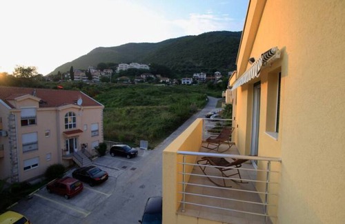 Denovici Apartment | DeVasco Designer Apartment 82sqm 150m to sea