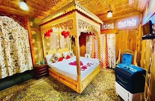 Dal Lake Boat Rental | Dilnaaz group of houseboats