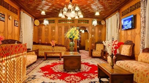 Dal Lake Boat Rental | Dilnaaz group of houseboats