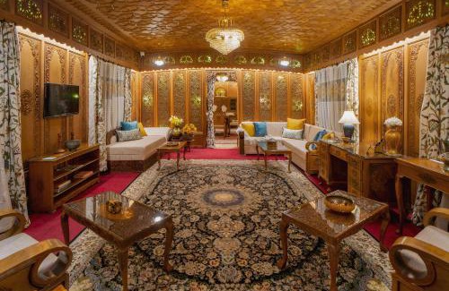 Dal Lake Boat Rental | Dilnaaz group of houseboats