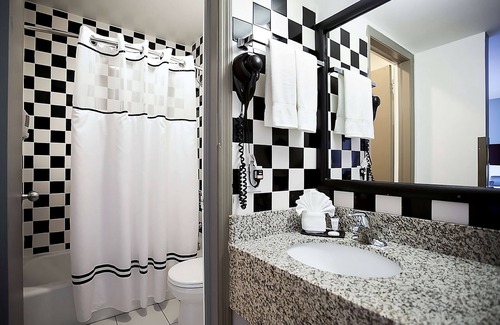 Downtown Chicago Hotel | Dip into Heated Pool & Relax in 2 Modern Rooms | Walk to Chicago Riverwalk