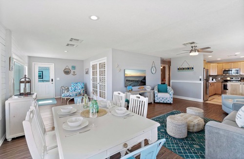 Painters Hill House | Direct Oceanfront~Deck~King Bed~Grill