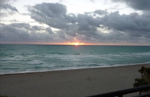 Hollywood Condo | Direct Oceanfront Hollywood Beach