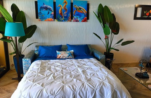 Diamond Head - Kapahulu - St. Louis Hotel | Direct Oceanfront in the Heart of Waikiki! Spectacular New Custom Reno!