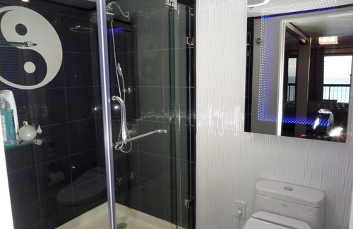 Waikiki Hotel | Direct Oceanfront in the Heart of Waikiki! Spectacular New Custom Reno!