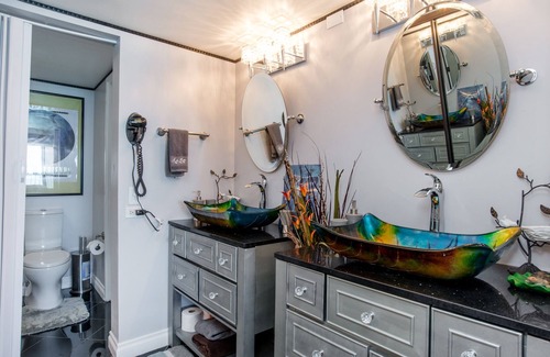 Waikiki Hotel | Direct Oceanfront in the Heart of Waikiki! Spectacular New Custom Reno!