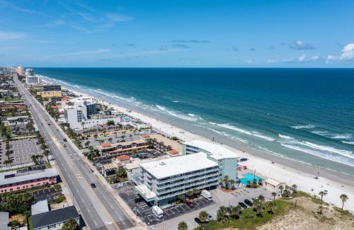 East Daytona Apartment | Direct Oceanfront Private Balcony Tiki King bed