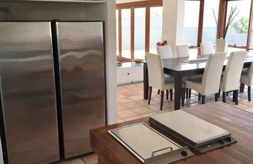 North Fremantle Villa | DIRECT ON RIVER-FRONT! - ARCHITECTURAL VILLA - PLUS 3 MIN WALK TO BEACH!