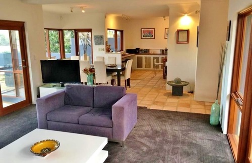 North Fremantle Villa | DIRECT ON RIVER-FRONT! - ARCHITECTURAL VILLA - PLUS 3 MIN WALK TO BEACH!