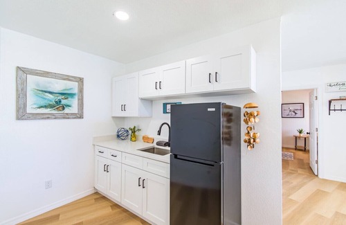 Bay Esplanade Apartment | Direct Waterfront `The Lily Pad` Walk to Beach