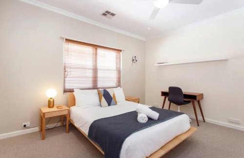 Fremantle House | Directors Cottage Fabulous Local & Peaceful