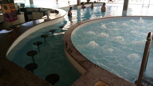 Prive das Caldas Apartment | Diroma Exclusive Com piscinas 24 horas todos os dias, ESTE HOTEL TEM A VERDADEIRA ÁGUA MEDICINAL CONTRA DORES NO CORPO Artrite, artrose, osteoporose e fibromialgia Fique livre do estresse com a maior sauna para hotel