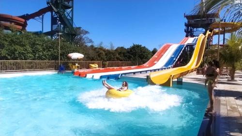 Prive das Caldas Apartment | Diroma Exclusive Com piscinas 24 horas todos os dias, ESTE HOTEL TEM A VERDADEIRA ÁGUA MEDICINAL CONTRA DORES NO CORPO Artrite, artrose, osteoporose e fibromialgia Fique livre do estresse com a maior sauna para hotel