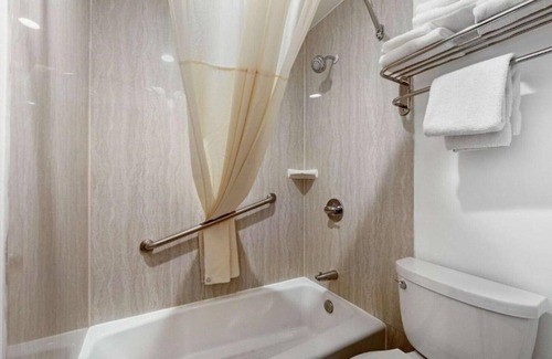 Harbor House | Discover an affordable stay near sporting venues and beaches!