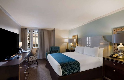 French Quarter Resort | Discover Historic Homes in French Quarter! Pets Allowed, 4 onsite bars!