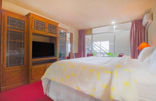 Liberal Hotel | Discover King Unit, Free Parking, Pets Allowed; Steps Away From Cattlemans Cafe