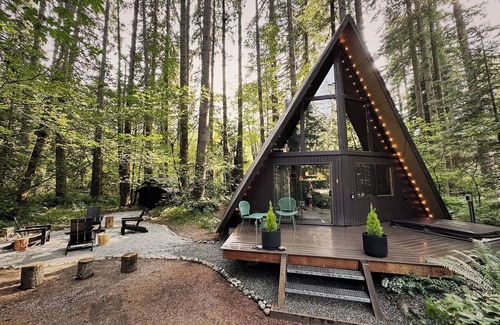 Skykomish Cabin | Discover Nature's Beauty at Foss Haus A-Frame Cabin: Hikes & River Access Await