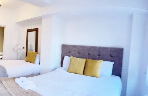 Chelsea Riverside Apartment | Discover the Comforts of Modern Living with Our 2 Bed, 2 Bath Apartment in SW10