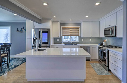 Discovery Bay Cottage | Discovery Bay Retreat w/Balcony & Boat Dock!