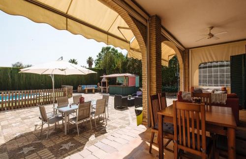 Gelves House | Divi Apartments Villa Reyes