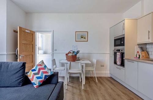 Swanage Apartment | Dizzy Lows Modern 1 Bedroom Swanage Apartment with Bay Views