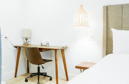 Belmont Shore Hotel | DK - Deluxe Room, 1 King Bed, Non Smoking