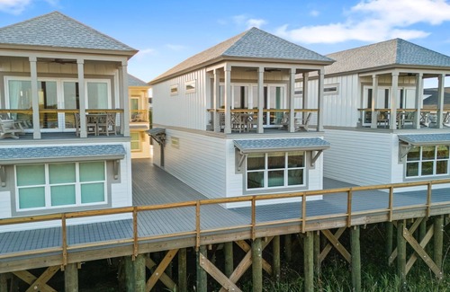 Georgetown House | Dock and Dwell at the Winyah Bay Club, Pool, Outdoor Lounge/Grill and Boat Slip included!