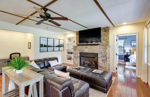 Whiteside House | Dock and Hot Tub Tennessee River Cabin Getaway